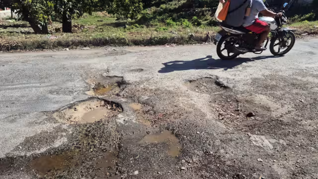 Denuncian calle destrozada por descargas de agua en Champotón