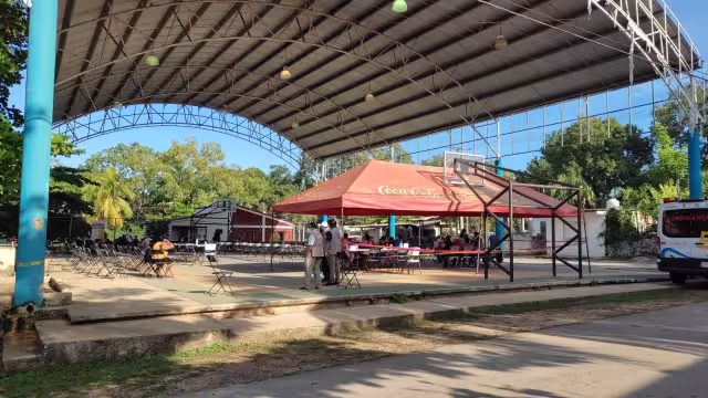 El domo lució con cerca de 10 personas al inicio de la vacunación anticovid en José María Morelos