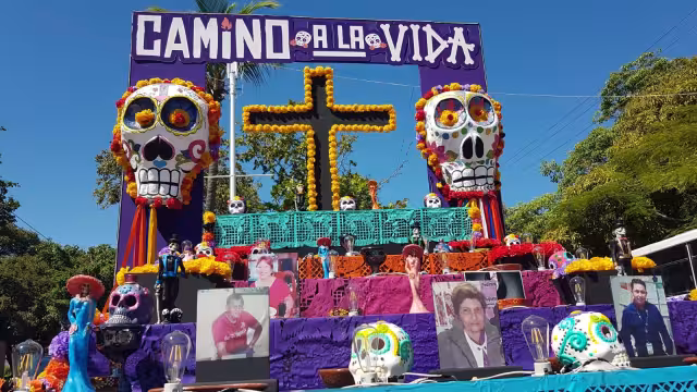 También se reporta cierres de calles en las entradas principales de los dos Panteones de la ciudad