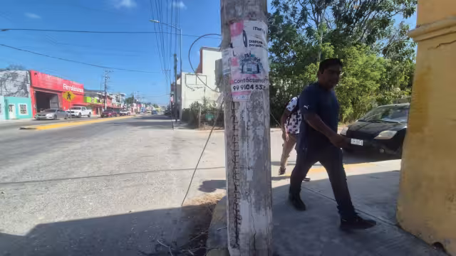 Poste de concreto deteriorado genera alarma en Champotón