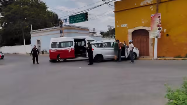 Intentan ganarle al semáforo en Calkiní y provocan aparatoso accidente