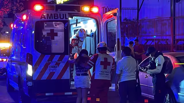 Paramédicos de la Cruz Roja Mexicana brindaron los primeros auxilios a la lesionada