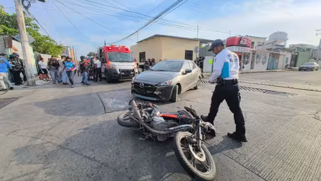 Un motociclista resultó lesionado tras chocar contra un automóvil en Campeche.