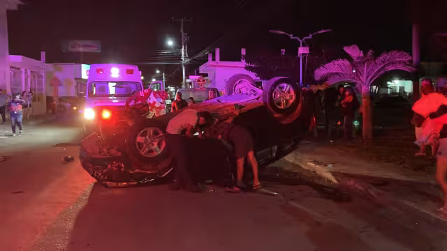 Auto choca contra otro y termina volcado en Chetumal