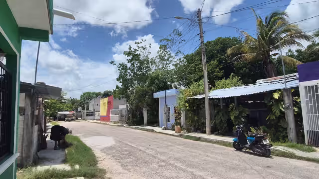 Vecinos alertan riesgo por poste deteriorado de la CFE en Las Brisas, Champotón