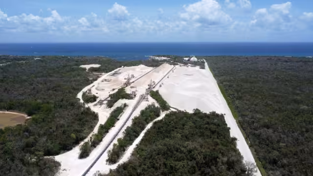 En un sobrevuelo, el Presidente Andrés Manuel López Obrador detectó que la empresa continuaba extrayendo materia