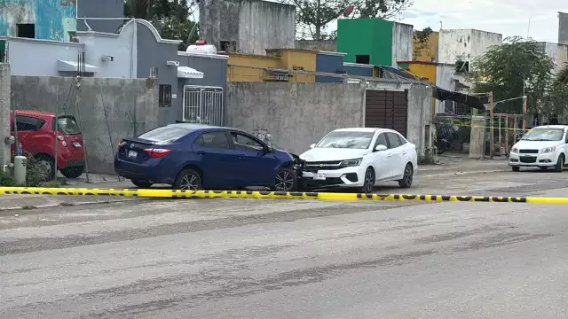 Testigos dijeron que el conductor lesionado, descendió por su propio pie de la unidad y se retiró de la zona de los hechos