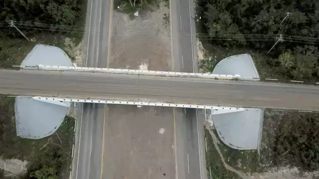 La empresa contrató jornaleros locales para abanderar la vía