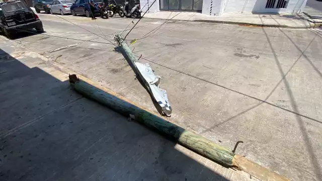 Vecinos de la colonia Montecristo de Campeche señalaron que el poste estaba podrido