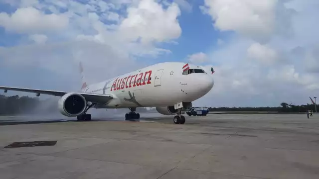 Para recibir este vuelo se realizó una ceremonia donde un par de pipas bautizaron el arribo de la aeronave en presencia de medios de comunicación y autoridades