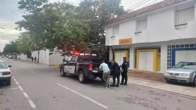 Los policías de Playa del Carmen acudieron al Condominio Oasis 10 de la ciudad, para acordonar la zona del asesinato