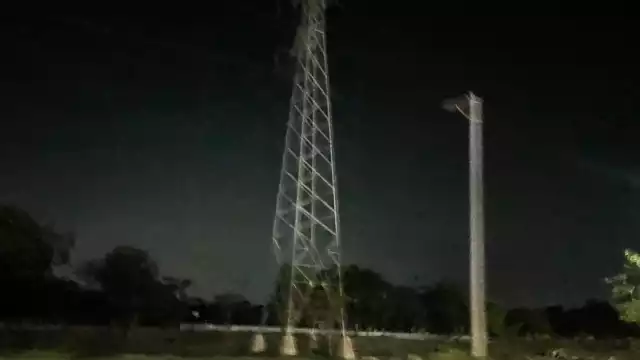 Los vecinos piden la presencia de personal de la CFE para que solucione el problema.