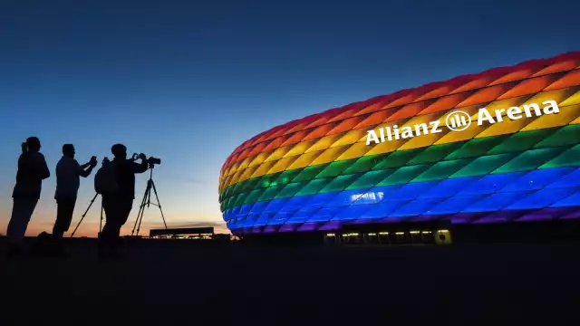 El ayuntamiento de Múnich debe pedir este lunes a la UEFA la autorización para iluminar el estadio con los colores simbólicos de la comunidad LGTB