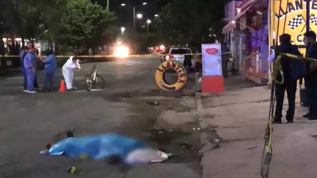 Según testigos el automóvil era un Sedán color blanco que se dio a la fuga