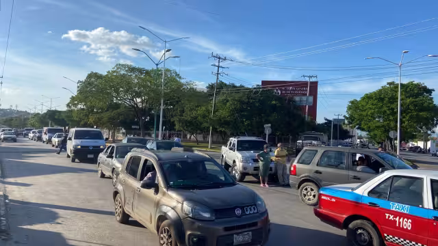 Una larga fila de vehículos se formó por culpa de los conductores