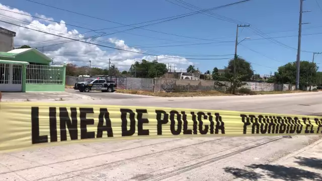 Policías custodian el sitio donde se halló el cuerpo descuartizado de un hombre en la Región 239 en Cancún, para permitir el acceso de Servicios Periciales de la FGE Quintana Roo