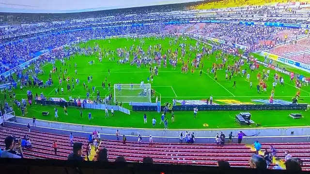 Durante el segundo tiempo en el minuto 62 del partido del Querétaro contra el Atlas, miles de aficionados ingresaron al campo