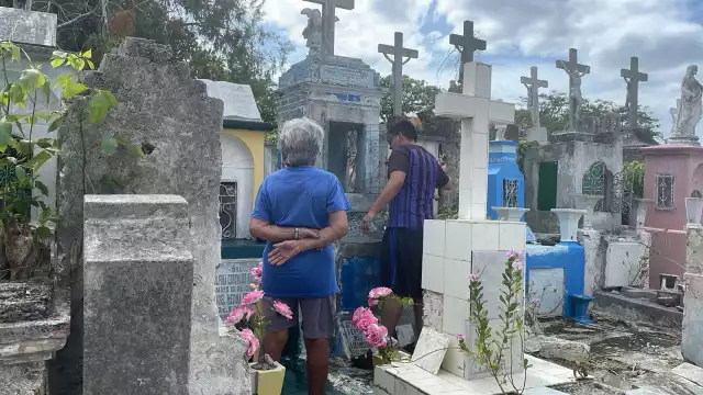 Familias llegaron de otras partes del país para visitar a sus difuntos en el Cementerio General de Mérida