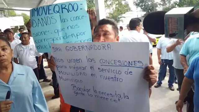 Los taxistas se manifestaron frente a las instalaciones del Imoveqroo