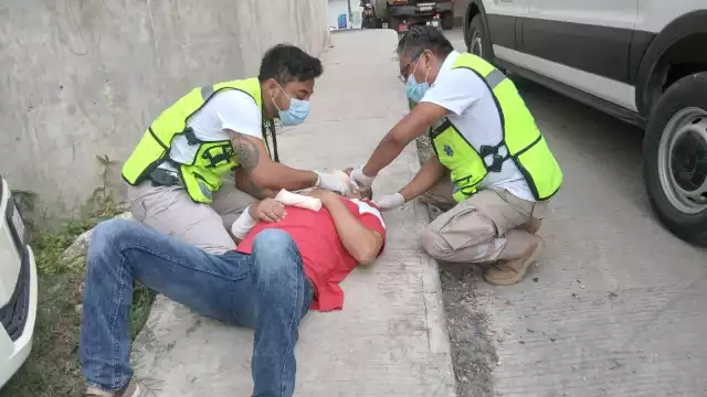 El motociclista fue atendido por los paramédicos y trasladado al hospital.