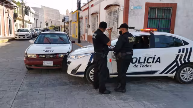 La patrulla y el taxi colisionaron en el centro de la ciudad
