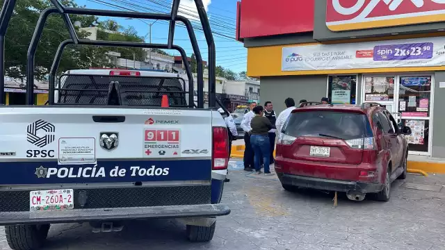 Los hombres fueron detenidos por amenazas a los empleados del Oxxo