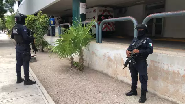 Elementos policiacos mantiene la vigilancia en el Hospital del IMSS, luego de la llegada del hombre baleado en ambulancia
