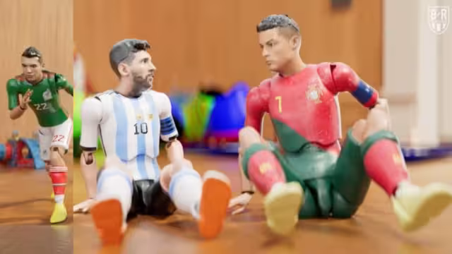 A lo Toy Story, CR7, Messi y Chucky Lozano brillan en comercial