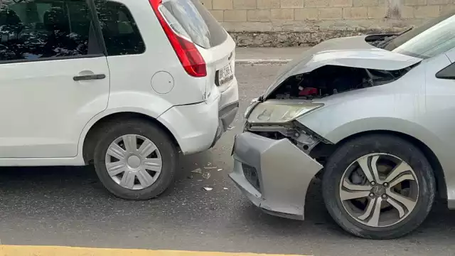 El choque generó aparatosos daños en los dos autos