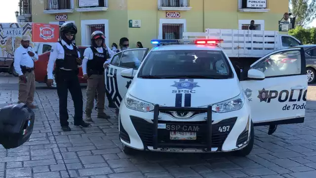 El conductor portaba un arma falsa en el interior de su vehículo