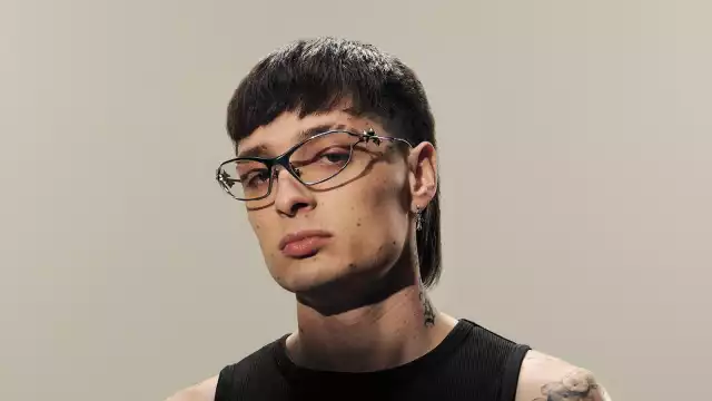 Peso Pluma tira fuerte mensaje en contra de la prensa en su último concierto