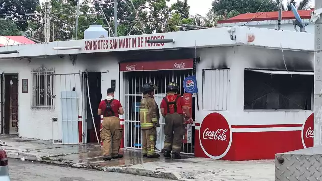 La tienda de abarrotes denominada San Martín de Porres sufrió un incendio.
