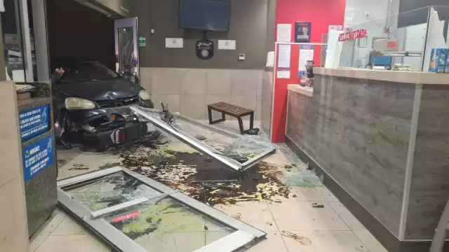 El vehículo derribó la fachada del comercio; los gastos fueron valuados en 100 mil pesos.
