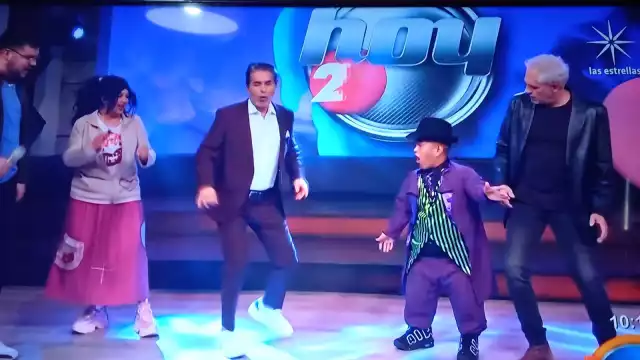 El Negro Araiza no se quedó atrás y también sacó su baile especialidad. Foto: Especial