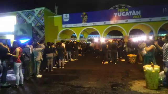 Cientos de yucatecos esperan ingresar a la Feria de Xmatkuil
