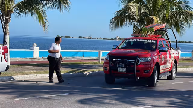 Dos de los pescadores llegaron nadando al malecón de Campeche