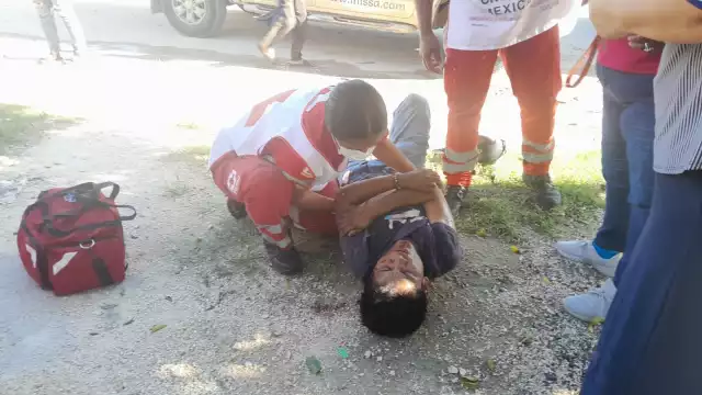 Paramédicos brindaron primeros auxilios al herido