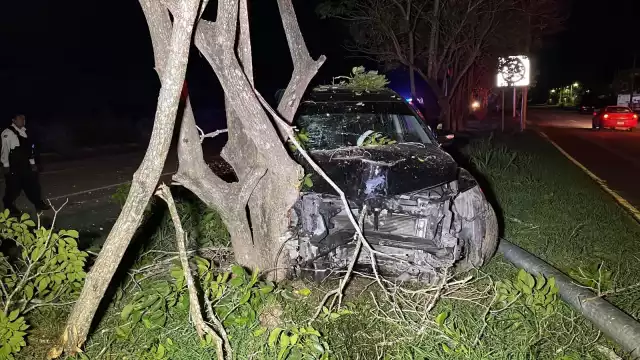 El auto quedó sobre el camellón en la avenida Héroes de Nacozari de Campeche