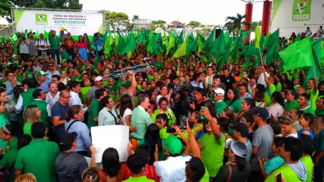 Cerca de dos mil personas acudieron a la asamblea con Manuel Velasco
