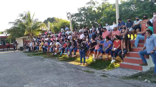 Los padres de familia de sexto se niegan a comprar uniformes nuevos