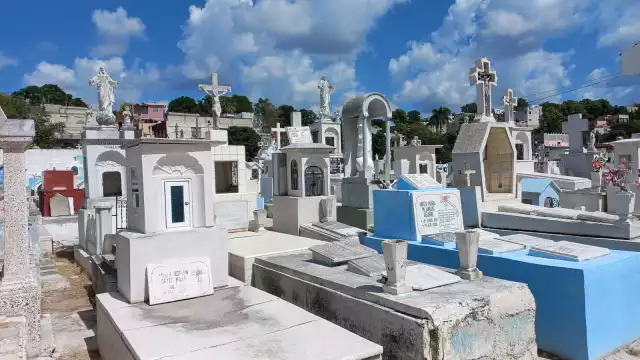 Pocas personas han acudido al cementerio este lunes