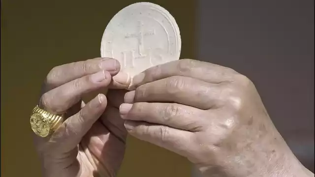 La hostia se consume durante la eucaristía