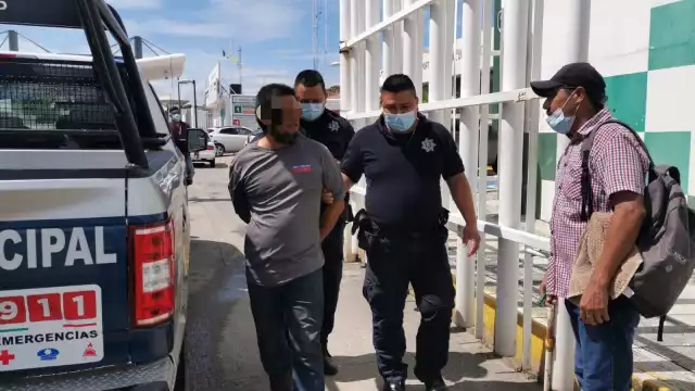 El presunto agresor se encontraba en el puesto pesquero mientras golpeaba los vehículos