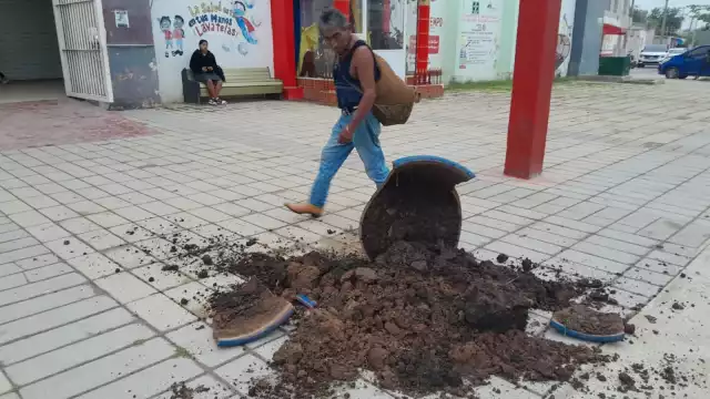 Otra versión señala que el macetero pudo ser destruido por un algún vehículo