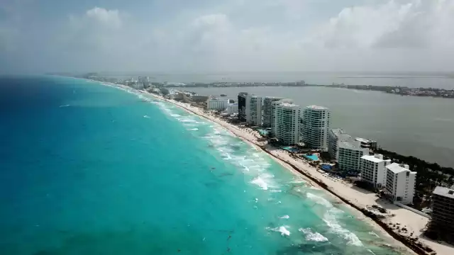 La Zona Hotelera de Cancún es conocida mundialmente por su arena blanca y las playas del lugar