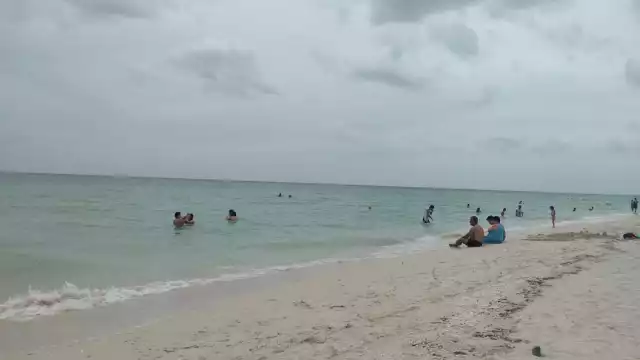 Pocas personas son las que disfrutan de la playa en este miércoles nublado