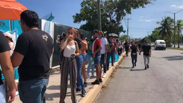 Fans hace fila con horas de anticipación