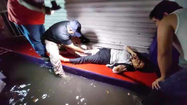 La mujer resultó con una grave herida