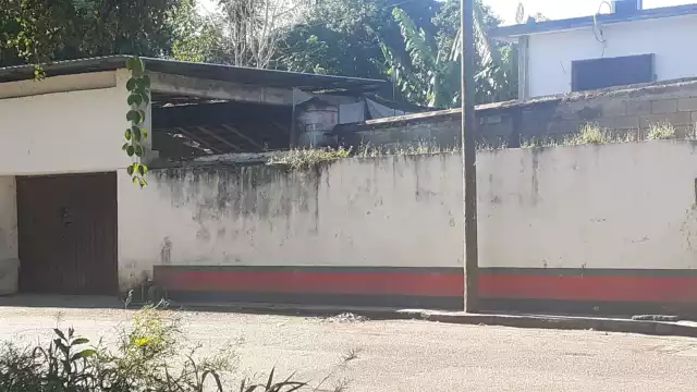 El administra se percató que alguien andaba adentro con una lámpara.