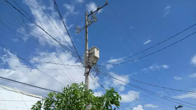Los vecinos exigen que la CFE revise el transformador para solucionar el problema.